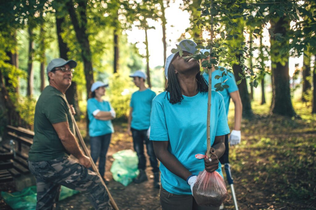 tree planting group scaled