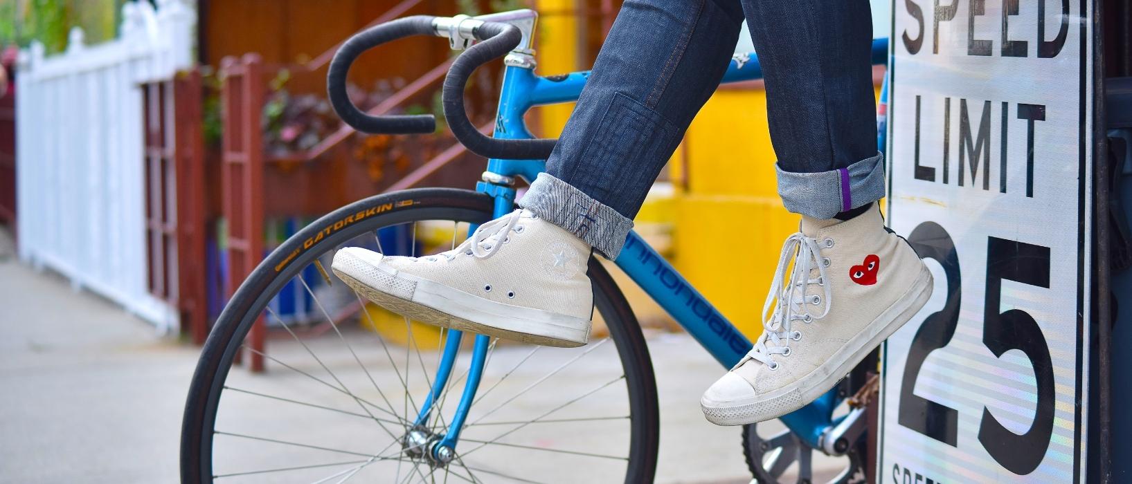 Article Header sneakers